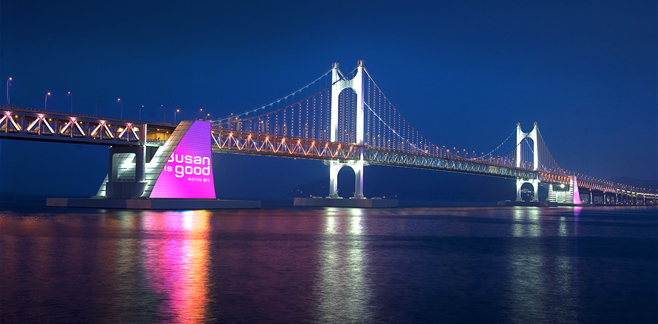 새 단장해 불 밝힌 광안대교./사진제공=부산시