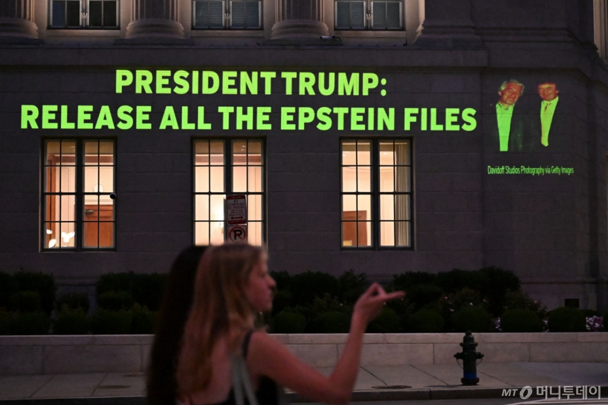 (워싱턴DC AFP=뉴스1) 류정민 특파원 = 지난 18일(현지시간) 미국 워싱턴DC 백악관 맞은편 미국 상공회의소 건물에 미성년자 성착취 의혹으로 수감됐다 사망한 제프리 앱스타인과 관련된 모든 수사 파일을 공개하라고 요구하는 메시지가 투사되고 있다. 2025.07.18 ⓒ AFP=뉴스1 Copyright © 뉴스1. All rights reserved. 무단 전재 및 재배포, AI학습 이용 금지. /사진=(워싱턴DC AFP=뉴스1) 류정민 특파원