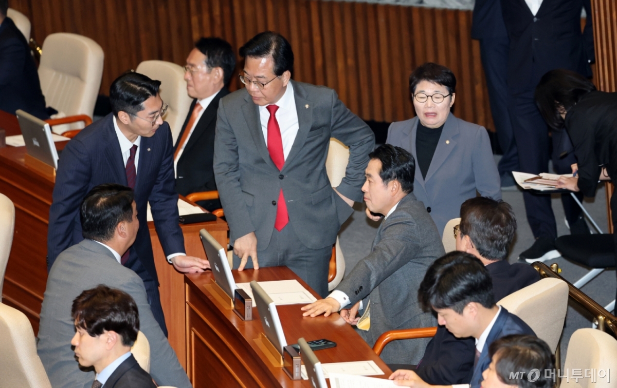 (서울=뉴스1) 이승배 기자 = 13일 서울 여의도 국회에서 열린 제429회국회(정기회) 제429-12차 본회의에서 장동혁 국민의힘 대표가 송언석 원내대표 등 지도부와 대화하고 있다. 2025.11.13/뉴스1  Copyright © 뉴스1. All rights reserved. 무단 전재 및 재배포,  AI학습 이용 금지. /사진=(서울=뉴스1) 이승배 기자