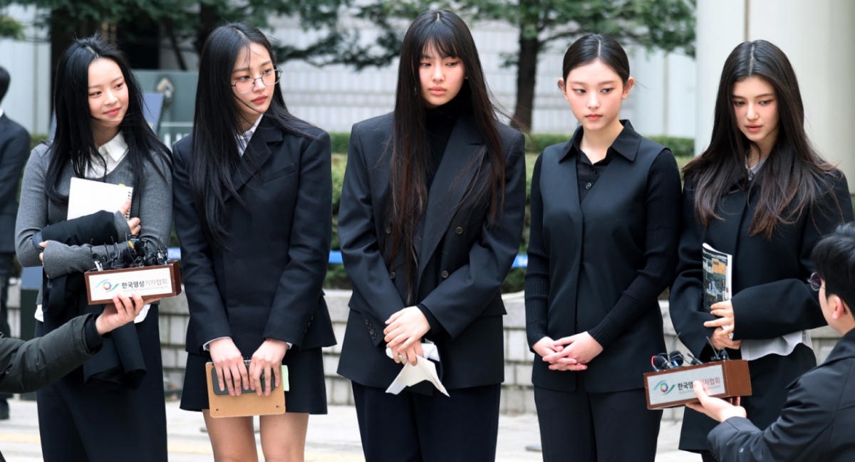 그룹 뉴진스(NJZ 하니, 민지, 혜인, 해린, 다니엘)가 7일 오후 서울 서초구 서울중앙지방법원에서 열린 '어도어, 뉴진스 상대 기획사 지위보전 및 광고계약 체결 등 금지 가처분' 심문기일을 마친 후 취재진의 질문에 답변하고 있다. 2025.03.07. /사진=뉴시스