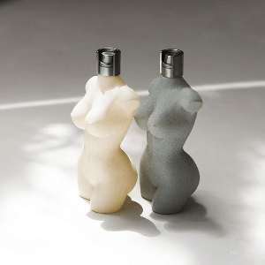 2018년 킴 카다시디안의 뷰티 브랜드 KKW가 출시한 향수 'KKW Body' 이미지. 킴 카다시안의 몸매를 본뜬 향수 케이스로 유명해졌다/사진=킴카다시안 인스타그램