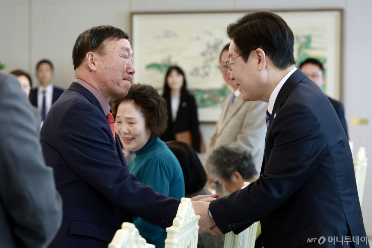 [서울=뉴시스] 최동준 기자 = 이재명 대통령이 13일 서울 용산 대통령실 청사에서 열린 민주화실천가족운동협의회 초청 오찬 간담회에서 참석자들과 인사하고 있다. 2025.11.13. photocdj@newsis.com /사진=최동준