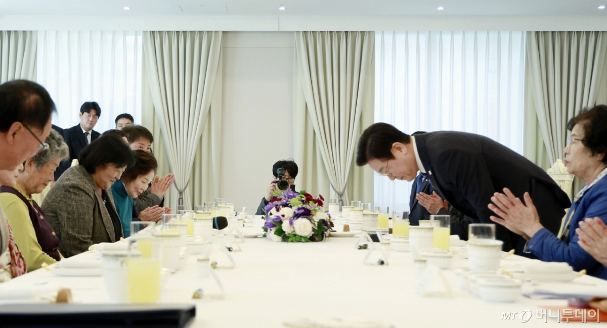 [서울=뉴시스] 최동준 기자 = 이재명 대통령이 13일 서울 용산 대통령실 청사에서 열린 민주화실천가족운동협의회 초청 오찬 간담회에서 참석자들에게 민주주의 진전 기여에 감사 인사를 하고 있다. 2025.11.13. photocdj@newsis.com /사진=최동준