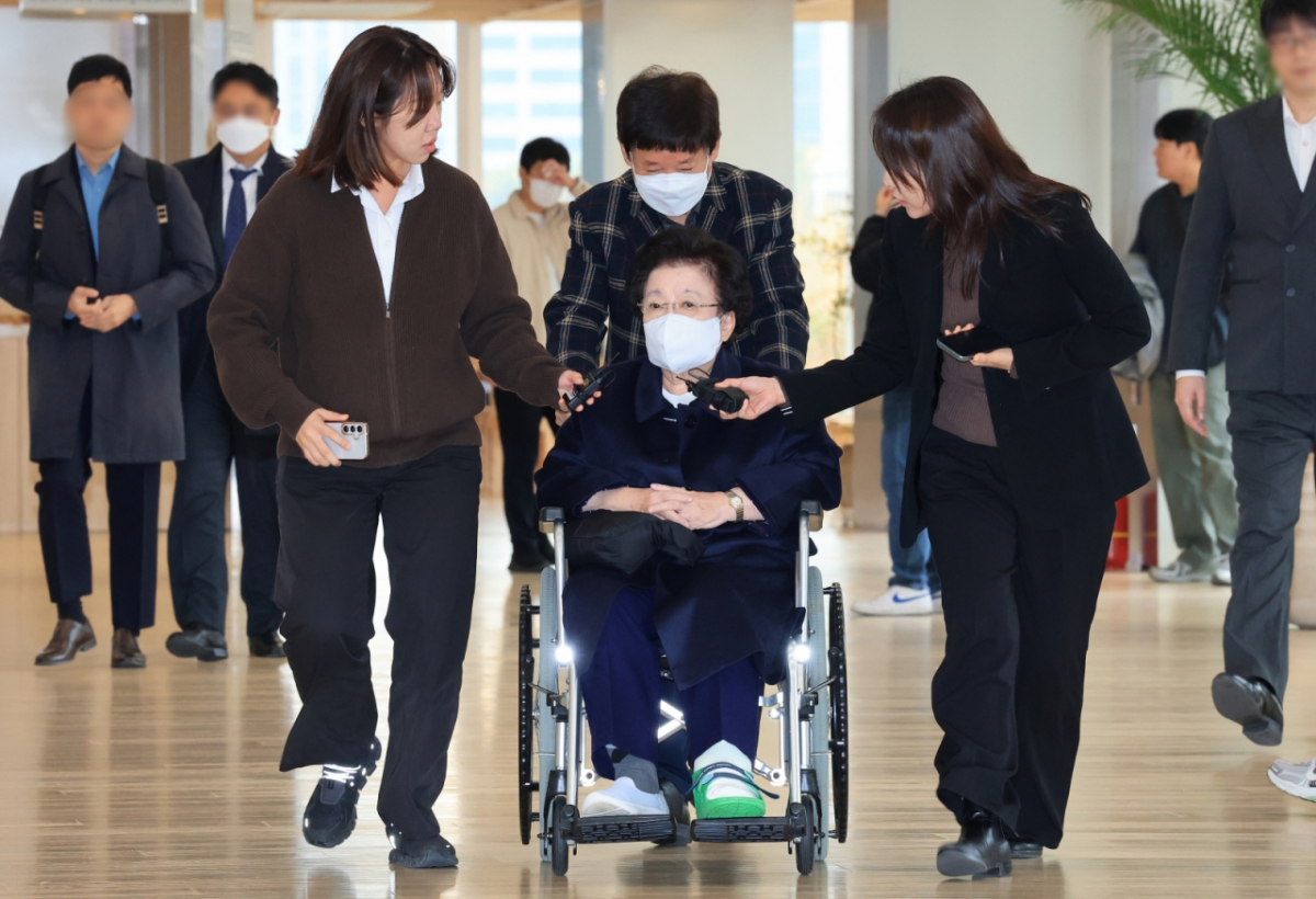 이배용 전 국가교육위원장이 13일 서울 광화문 KT 빌딩에 마련된 김건희특검 사무실로 휠체어를 탄 채 출석하고 있다. /사진=뉴스1