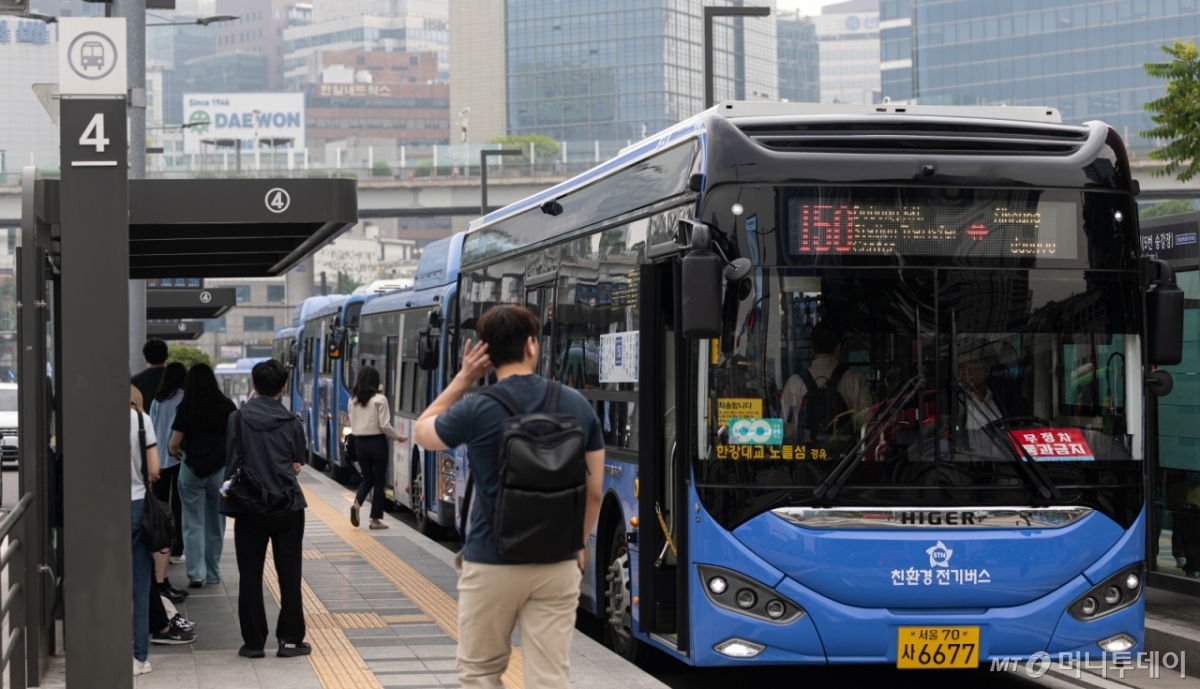 (서울=뉴스1) 이승배 기자 = '총파업'에 돌입하기로 했던 서울 시내버스 노동조합이 파업을 유보한 28일 서울 중구 서울역 환승센터에서 버스가 오가고 있다. 서울시에 따르면 전날 오후부터 계속된 시내버스 노사 간 임금협상은 이날 오전 0시 결렬돼 오전 4시 첫차부터 파업에 돌입하기로 했으나 이후 노조 지부장 총회 투표를 통해 파업 유보를 결정했다. 2025.5.28/뉴스1 Copyright © 뉴스1. All rights reserved. 무단 전재 및 재배포, AI학습 이용 금지. /사진=(서울=뉴스1) 이승배 기자