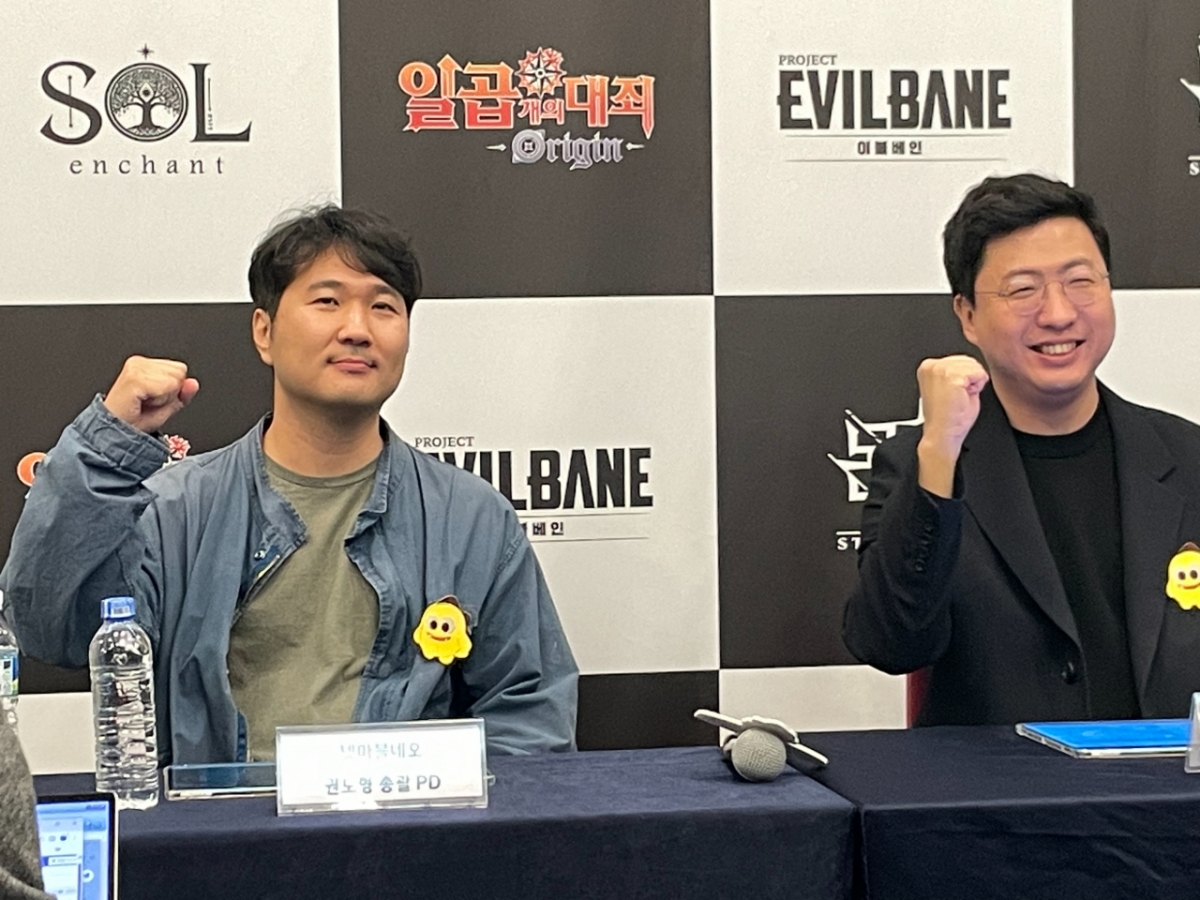 권도형 넷마블네오 총괄 PD(좌)와 문준기 넷마블 사업본부장(우)이 '지스타 2025' 공동 인터뷰 현장에서 포즈를 취했다./사진=이찬종 기자