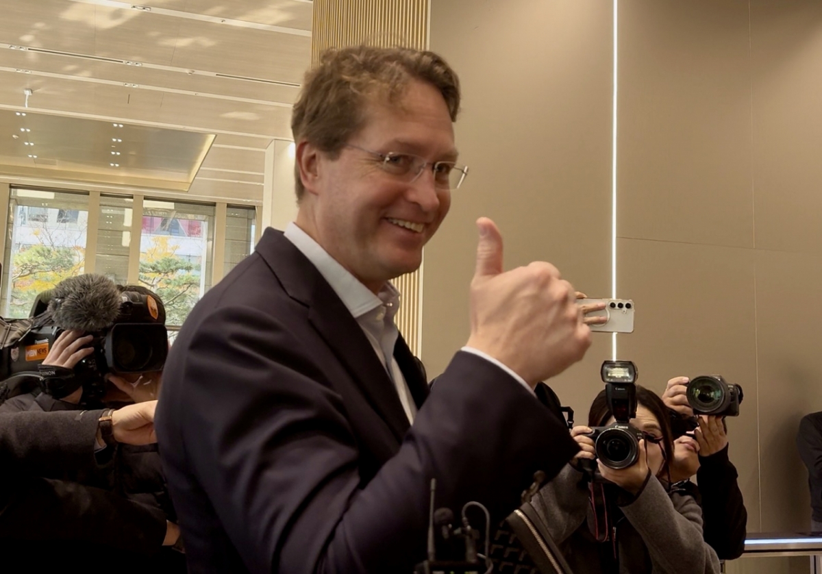 올라 칼레니우스 이사회 메르세데스-벤츠 회장 겸 CEO가 13일 서울 여의도 LG트윈타워에서 LG와 향후 협력 방안을 논의했다. /사진=김남이 기자