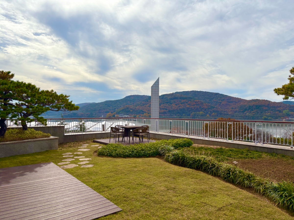 경북 경주에 위치한 교원그룹의 연수시설 '드림센터 경주' PRS의 외부 테라스 모습/사진=김온유 기자