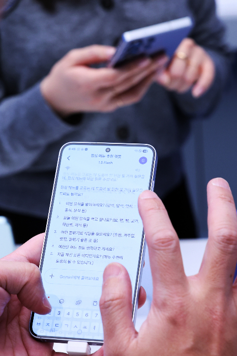 삼성전자 갤럭시 S25 시리즈에 탑재된 구글 AI '제미나이'를 시연하고 있다. /사진=뉴스1