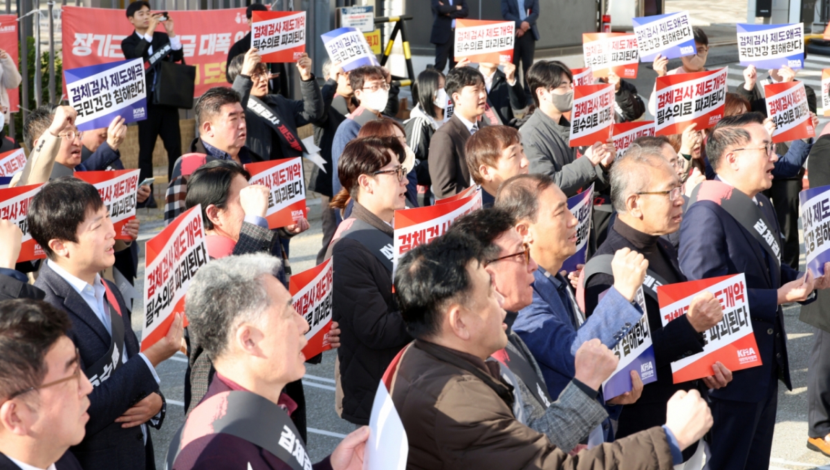대한의사협회 김택우 회장과 집행부, 대표자 등이 지난 11일 세종시 정부세종청사 보건복지부 앞에서 궐기대회를 열어 검체검사 제도개편 강제화 전면 중단을 촉구하고 있다. /사진=뉴시스