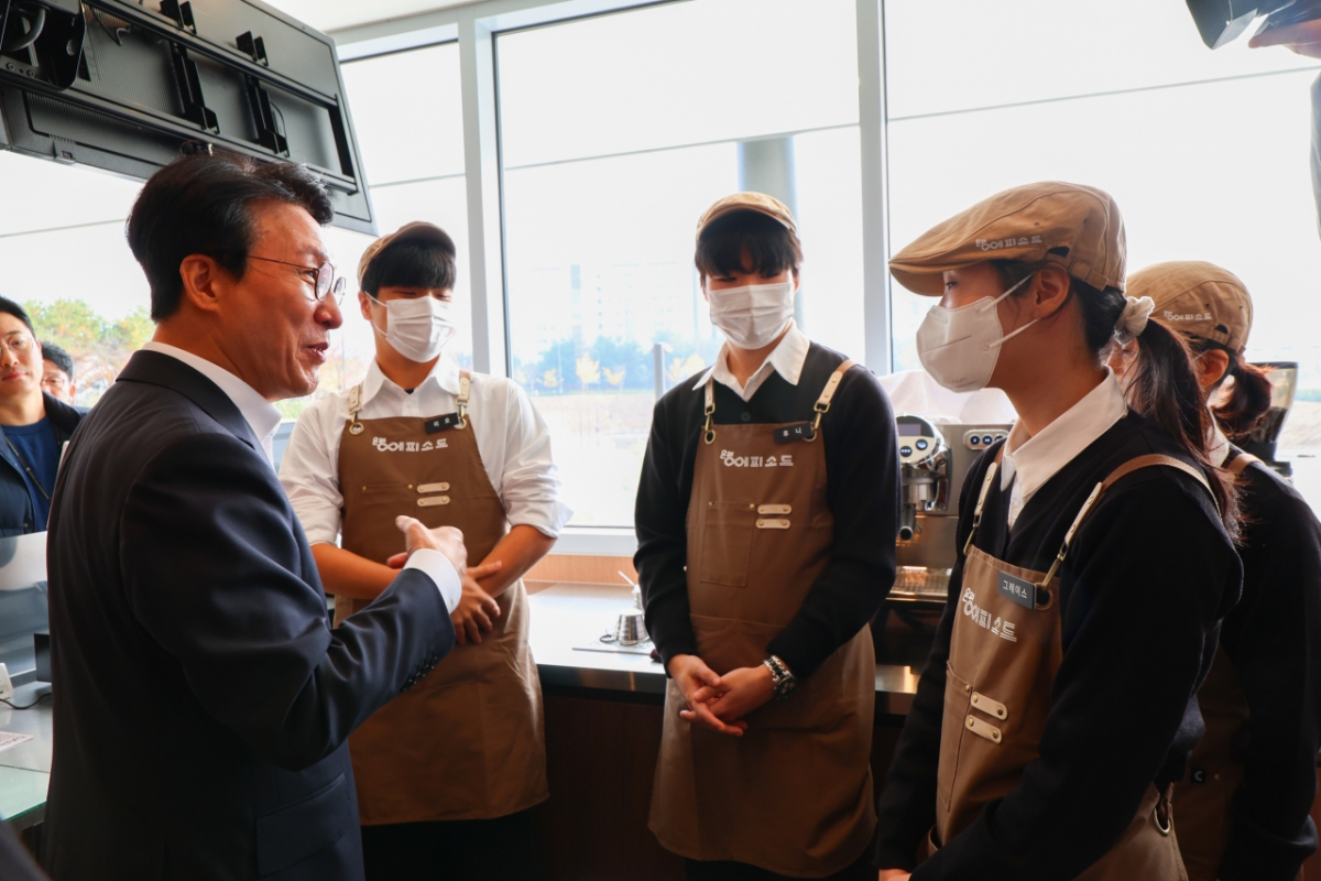 김민석 국무총리가 13일 서울 은평구에 위치한 은평 에피소드 카페에 방문한 모습. /사진=국무총리실 제공