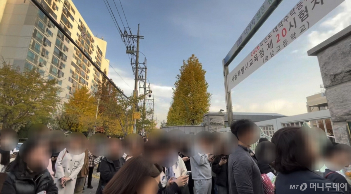 13일 오후 서울 광남고 주변에 학부모 등 100여명의 인파가 몰렸다. /사진=김지현 기자.