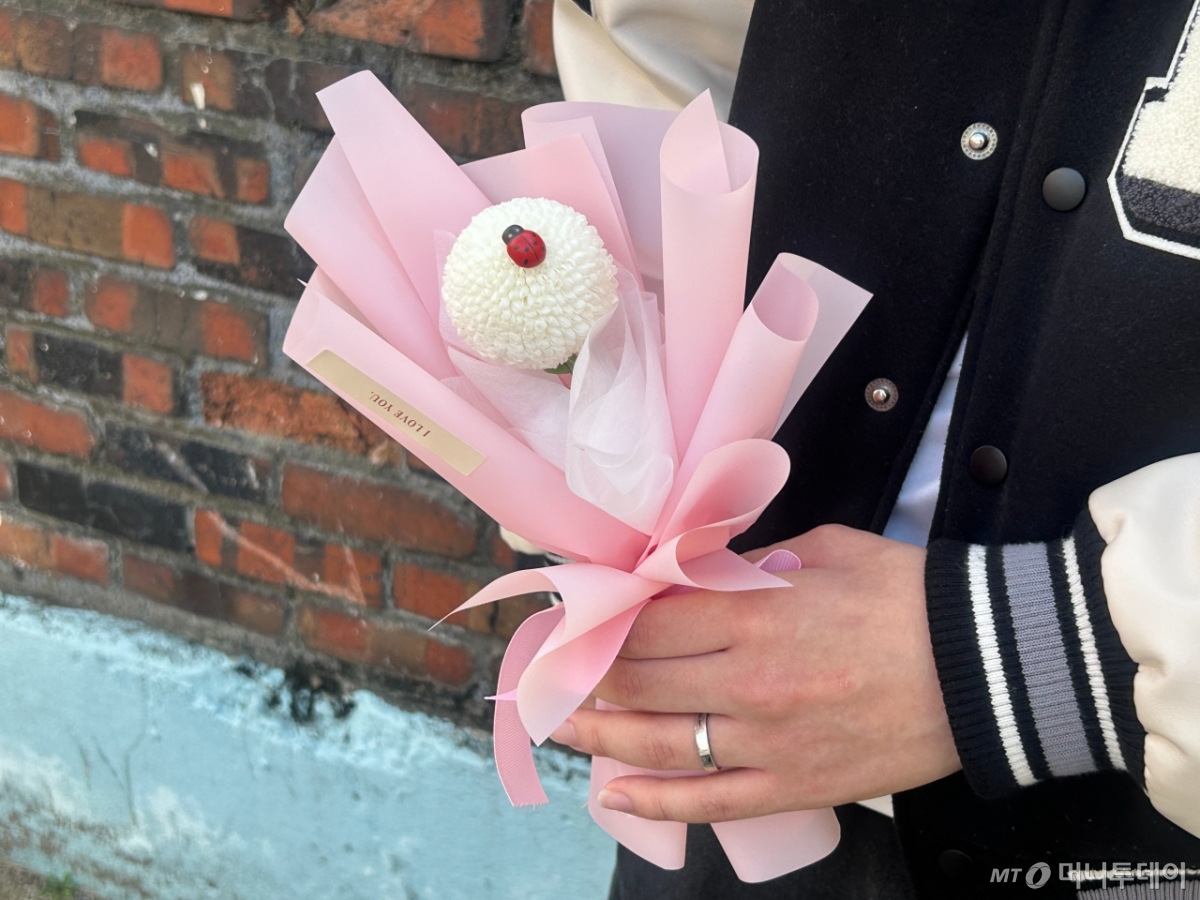 김민건씨(18)는 고등학생 때부터 교제한 여자친구를 위해 꽃다발을 준비했다. /사진=김지현 기자.