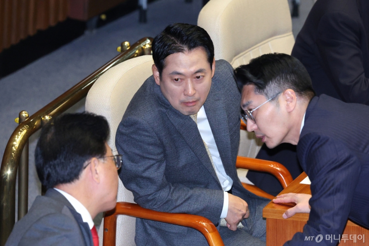 (서울=뉴스1) 신웅수 기자 = 장동혁 국민의힘 대표와 송언석 원내대표가 13일 서울 여의도 국회에서 열린 제429회국회(정기회) 제12차 본회의에서 대화하고 있다. 2025.11.13/뉴스1  Copyright © 뉴스1. All rights reserved. 무단 전재 및 재배포,  AI학습 이용 금지. /사진=(서울=뉴스1) 신웅수 기자