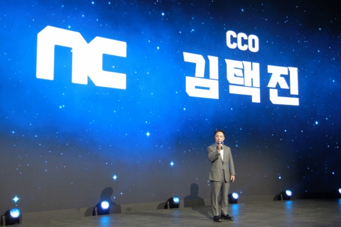 김택진 엔씨소프트 창업자가 '2025 게임대상' 오프닝 세션 현장에서 기조 연설을 진행했다./사진=뉴스1