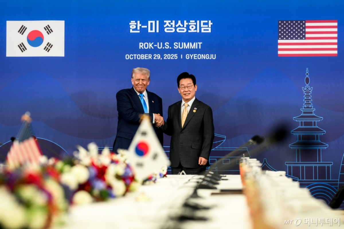 (워싱턴=뉴스1) 류정민 특파원 = 이재명 대통령과 도널드 트럼프 미국 대통령이 지난 29일 한미정상회담 장소인 국립경주박물관에서 만나 악수하고 있다.(백악관 공식 사진, 다니엘 토록 촬영, 재판매 및 DB금지) Copyright © 뉴스1. All rights reserved. 무단 전재 및 재배포, AI학습 이용 금지.