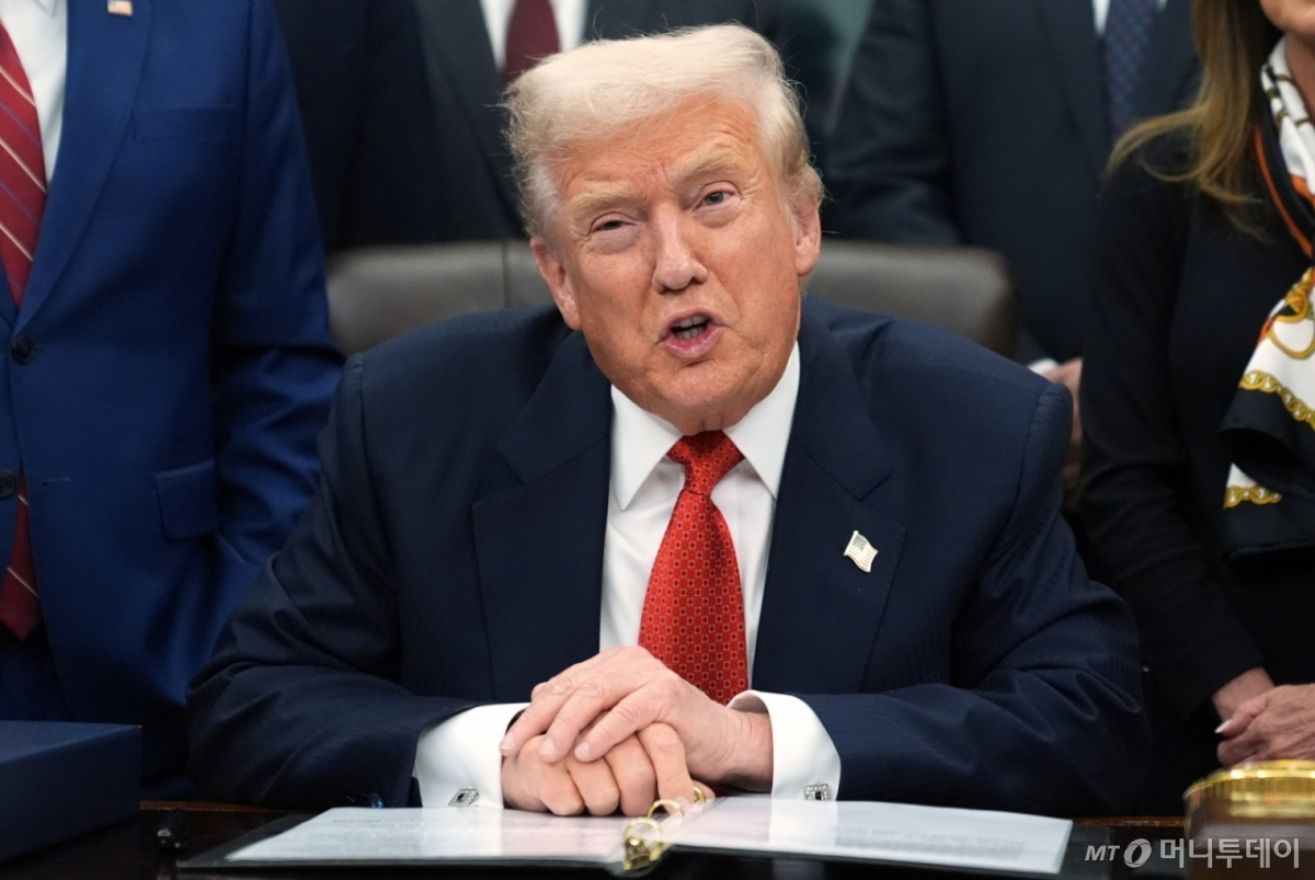 [워싱턴=AP/뉴시스] 도널드 트럼프 미국 대통령이 12일(현지 시간) 백악관 집무실에서 연방정부 재가동을 위한 임시 예산안 서명에 앞서 발언하고 있다. 이로써 미국 역사상 최장기인 43일간의 연방정부 셧다운이 종료됐으며 저소득층 영양보충지원프로그램인 스냅(SNAP) 등이 정상화됐다. 2025.11.13. /사진=민경찬
