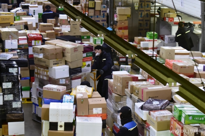 서울 광진구 동서울우편물류센터에서 작업자들이 택배 분류작업을 하고 있다. /사진=머니S