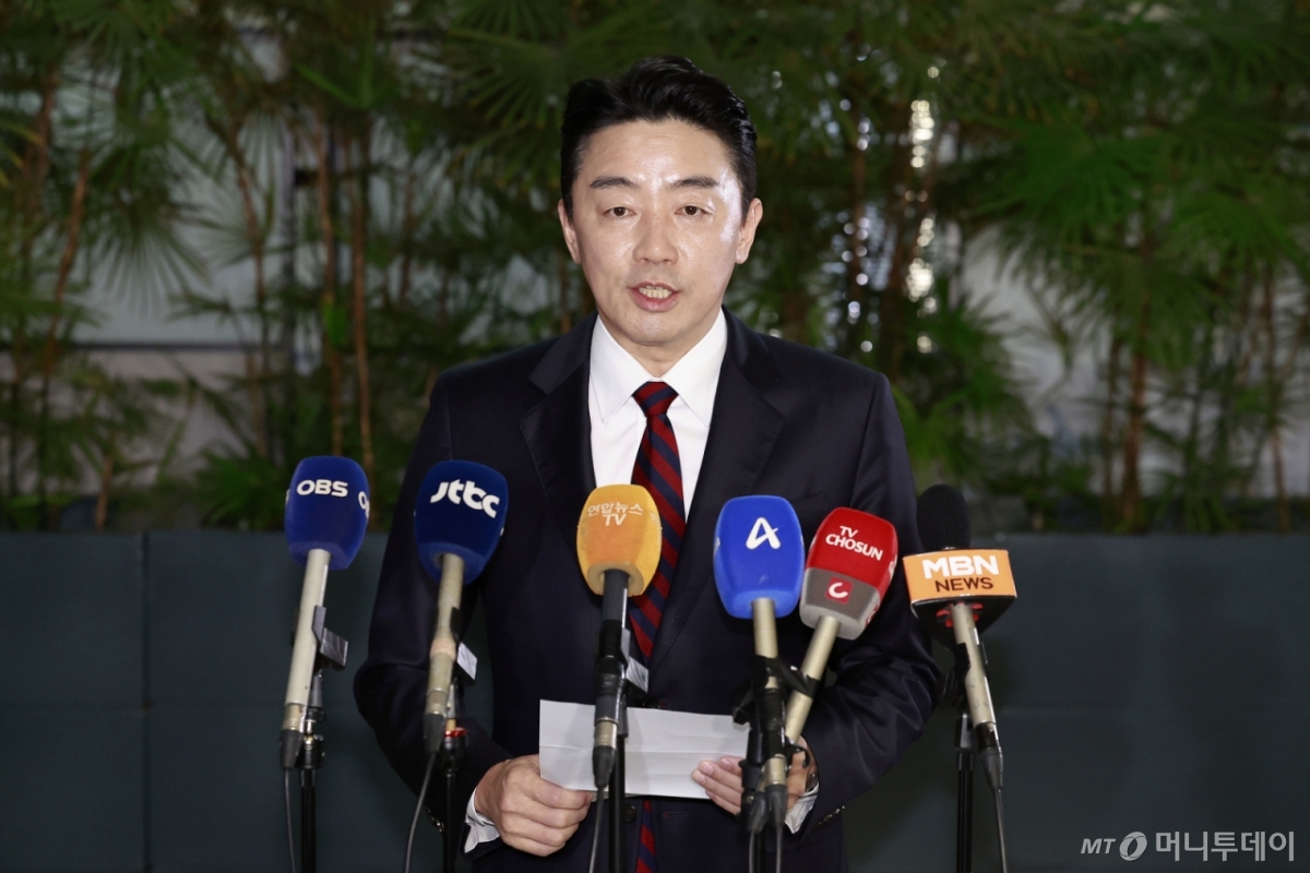 [인천공항=뉴시스] 최동준 기자 = 전략경제협력특사로 임명된 강훈식 대통령 비서실장이 13일 인천국제공항을 통해 아랍에미리트(UAE)로 출국에 앞서 인사말을 하고 있다. 2025.11.13. photocdj@newsis.com /사진=최동준