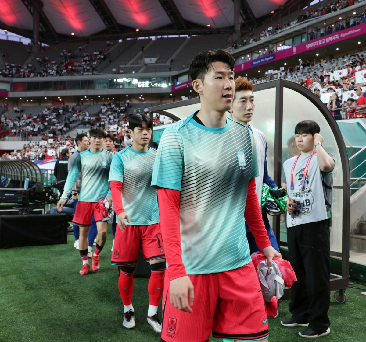 손흥민이 지난 6월 10일 서울월드컵경기장에서 북중미월드컵 최종예선 마지막 경기인 쿠웨이트전에서 벤치로 향하고 있다. /사진=강영조 선임기자