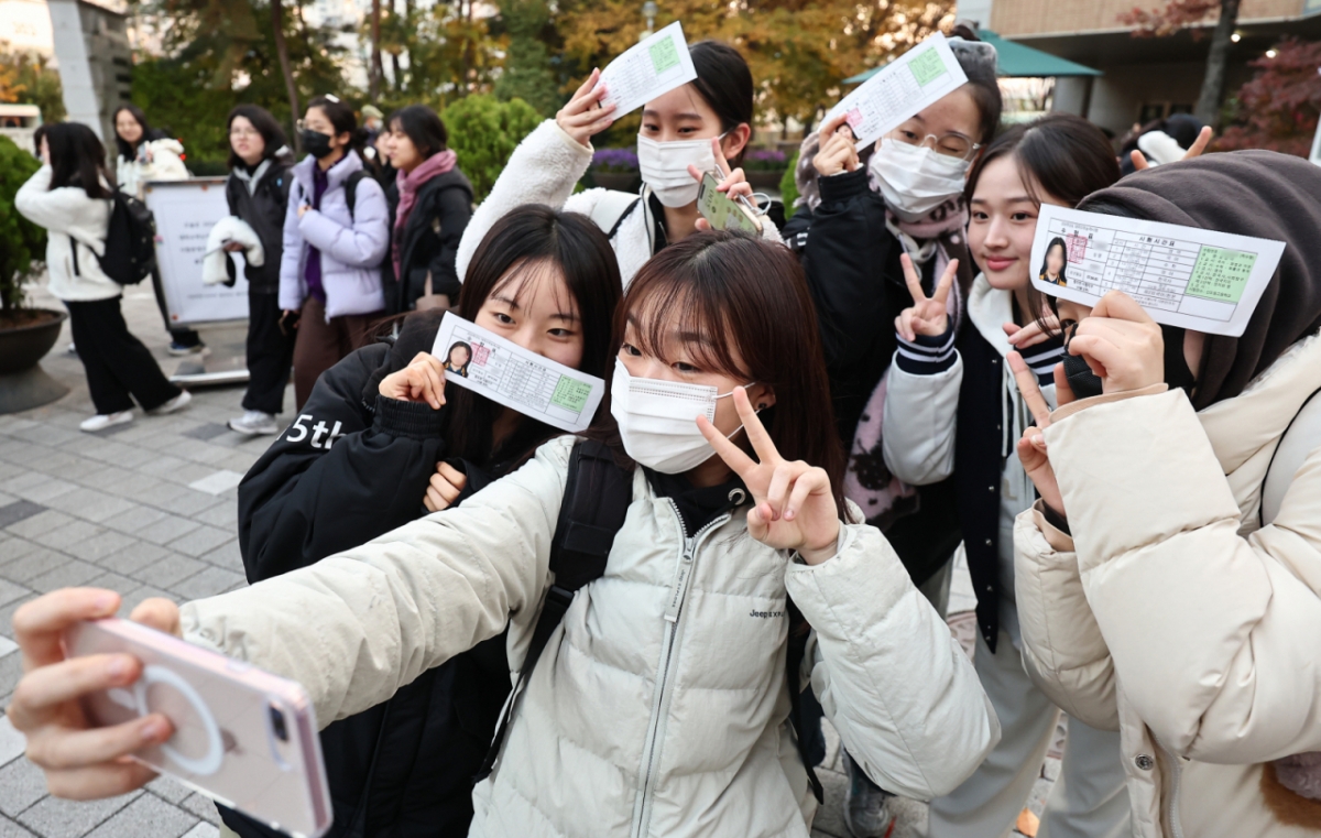 2025학년도 대학수학능력시험일인 13일 오후 서울 영등포구 신도림고등학교에서 시험을 마친 수험생들이 기념촬영을 하고 있다. /사진=뉴스1