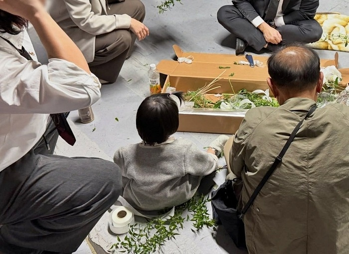 76세 아버지가 딸 결혼식장 주차장에서 손수 부케를 만드는 모습이 공개돼 뭉클함을 안겼다./사진=스레드 'choimintwo'