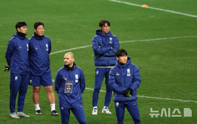 볼리비아와 평가전을 앞둔 대한민국 축구대표팀 홍명보 감독이 13일 대전 월드컵경기장에서 공식 훈련을 지도하고 있다. /사진=뉴시스