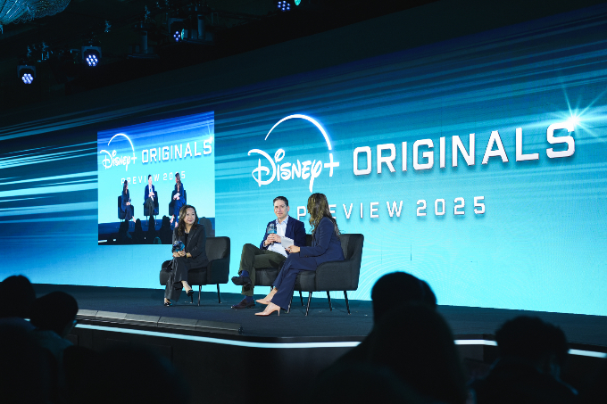 에릭 슈라이어 디즈니 텔레비전 스튜디오 및 글로벌 오리지널 텔레비전 전략 부문 사장과 캐롤 초이 디즈니 아태지역 통합 마케팅 및 오리지널 콘텐츠 전략 총괄이 13일 홍콩 디즈니랜드 호텔에서 열린 '디즈니+ 오리지널 프리뷰 2025'의 리더십 세션을 진행 중이다. /사진제공=월트디즈니 컴퍼니