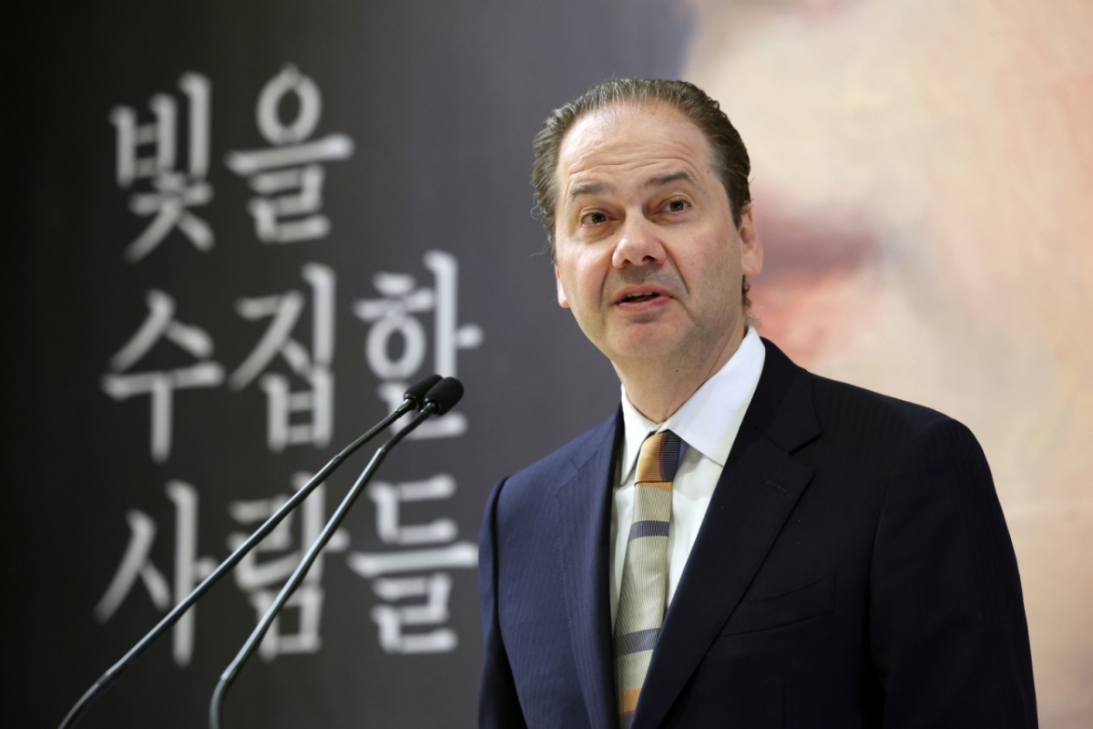 [서울=뉴시스] 박진희 기자 = 맥스 홀라인(Max Hollein) 미국 뉴욕 메트로폴리탄박물관(The Metropolitan Museum of Art) 관장이 13일 서울 용산구 국립중앙박물관에서 메트로폴리탄박물관 소장 '로버트 리먼 컬렉션' 특별전 ‘인상주의에서 초기 모더니즘까지, 빛을 수집한 사람들’ 언론공개회에 참석하여 인사말을 하고 있다.   리먼 컬렉션은 리먼 브러더스 투자은행을 경영했던 필립 리먼(1861~1947)과 그의 아들 로버트 리먼(1891~1969)이 르네상스부터 20세기 초반까지 이르는 2,600여 점의 예술품이며, 메트로폴리탄 미술관에서 가장 인기 있는 컬렉션이다. 2025.11.13. pak7130@newsis.com /사진=박진희