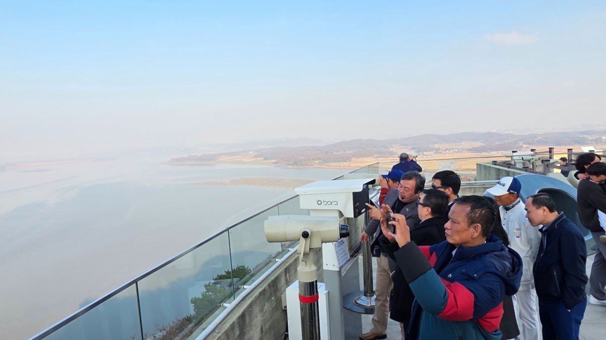 김포 애기봉을 찾은 베트남기자협회 회원들이 북녘을 조망하고 있다. /사진제공=한국기자협회