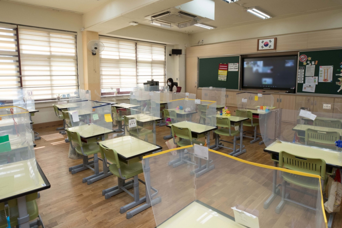 2021년 7월 코로나19 확산으로 수도권 학교들이 전면 원격 수업에 돌입한 가운데 서울 강동구 한 초등학교에서 교사가 원격 수업을 진행 중인 모습./사진=머니투데이DB