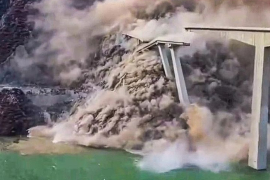 중국 쓰촨성 아바현 훙치대교가 지난 11일 붕괴됐다. 당시 다리 상판이 약 170m 아래 강으로 떨어지면서 거대한 먼지 구름을 일으키는 모습. /사진=뉴시스(SNS 영상 캡처)