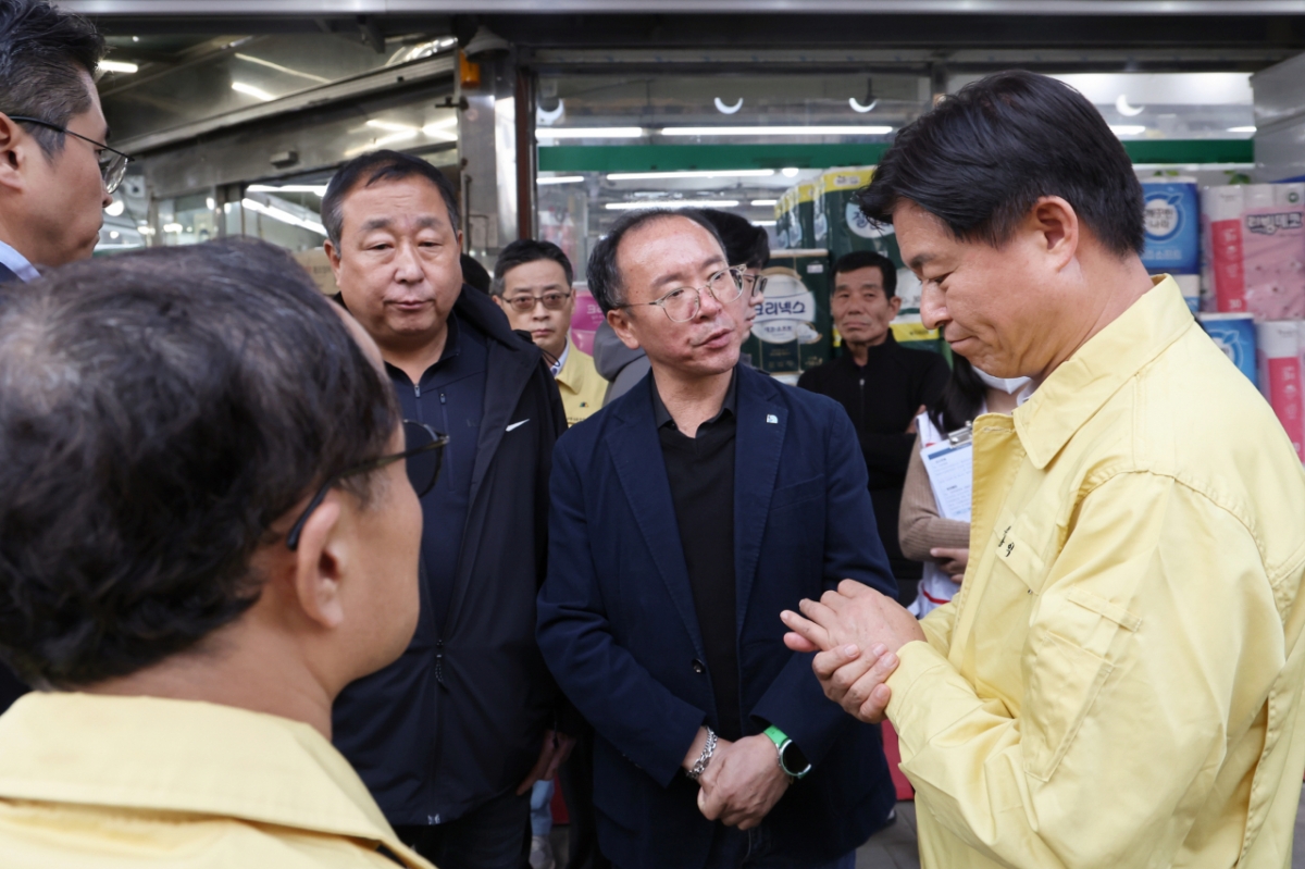 조용익 부천시장이 지난 13일 부천 제일시장을 찾아 사고현장 수습을 지시했다./사진제공=부천
