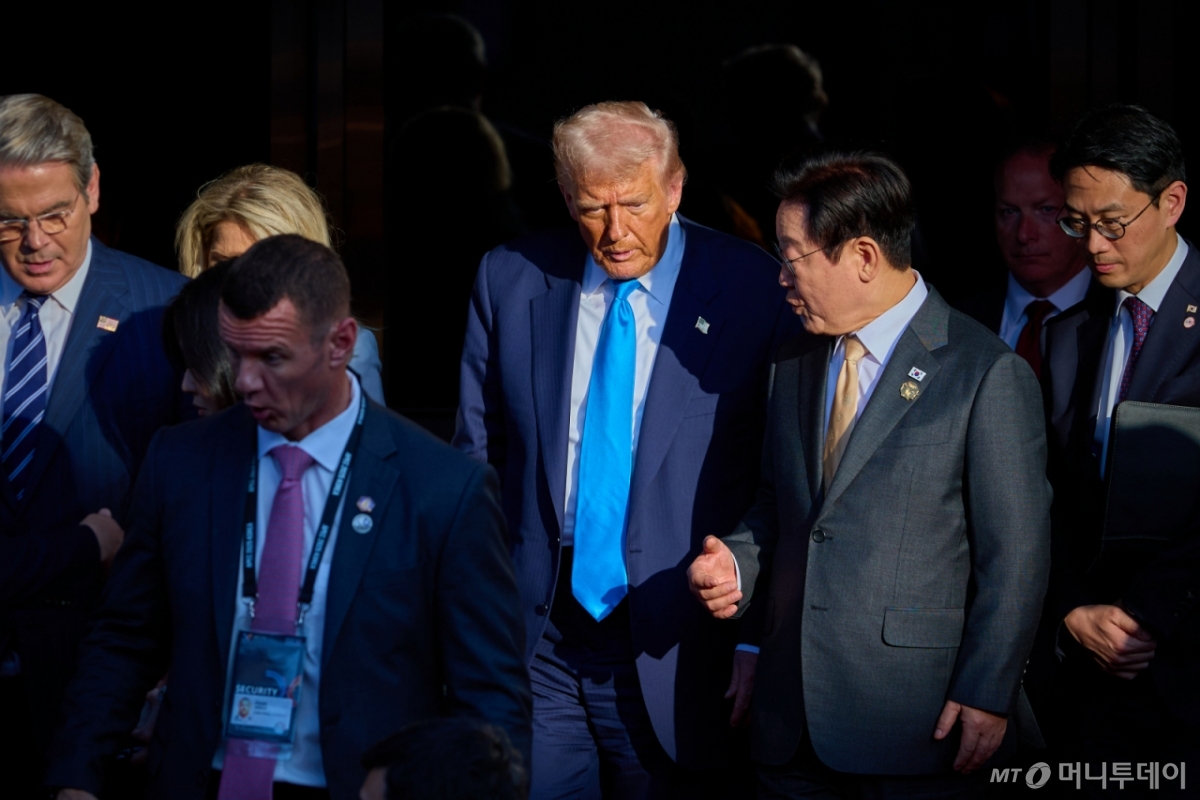 (서울=뉴스1) 허경 기자 = 이재명 대통령이 지난 29일 경북 경주박물관에서 열린 한미 정상회담을 마친 뒤 도널드 트럼프 미국 대통령을 배웅하고 있다. (이재명 대통령 SNS. 재판매 및 DB 금지) 2025.10.30/뉴스1  Copyright © 뉴스1. All rights reserved. 무단 전재 및 재배포,  AI학습 이용 금지. /사진=(서울=뉴스1) 허경 기자