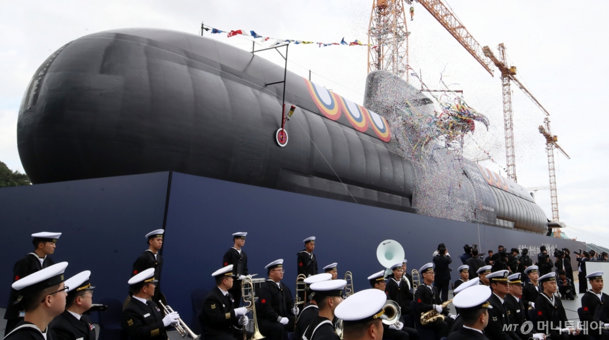 (거제=뉴스1) 윤일지 기자 = 22일 오후 경남 거제 한화오션 거제사업장에서 장보고-Ⅲ Batch-Ⅱ 1번함인 장영실함 진수식이 열리고 있다.    톤수 약 3600톤, 길이 약 89m인 장영실함은 대한민국 기술로 건조된 세계 최고 수준의 디젤 잠수함으로 한층 강화된 정밀 타격 능력과 수중작전능력을 바탕으로 다양한 안보위협에 효과적으로 대응 가능하다. 2025.10.22/뉴스1  Copyright © 뉴스1. All rights reserved. 무단 전재 및 재배포,  AI학습 이용 금지. /사진=(거제=뉴스1) 윤일지 기자
