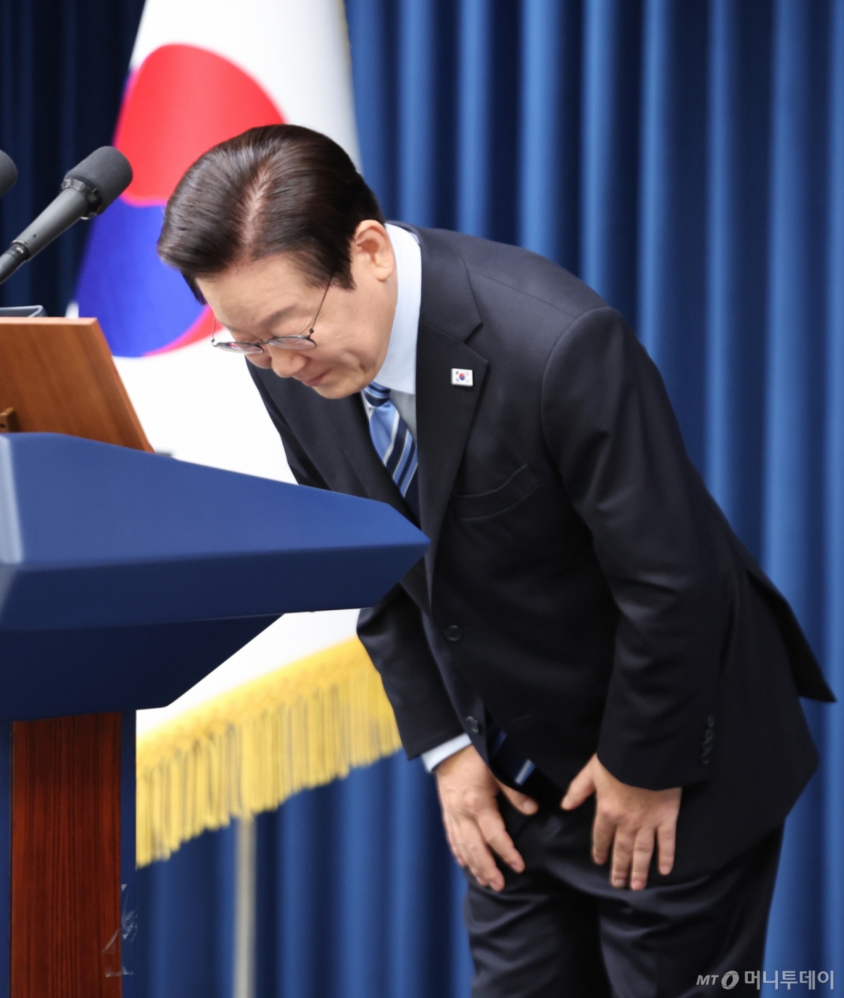 (서울=뉴스1) 허경 기자 = 이재명 대통령이 14일 서울 용산 대통령실 청사에서 한·미 팩트시트 타결 관련 발표한 뒤 인사하고 있다. 2025.11.14/뉴스1  Copyright © 뉴스1. All rights reserved. 무단 전재 및 재배포,  AI학습 이용 금지. /사진=(서울=뉴스1) 허경 기자