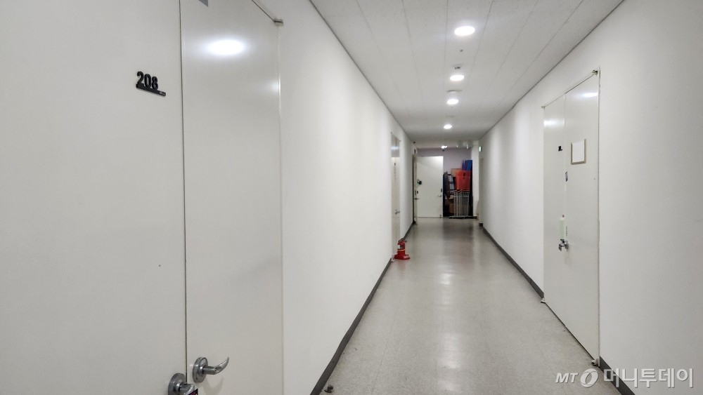 경기 김포시 한 지식산업센터 2층. 회사 간판이 붙지 않은 채 굳게 닫힌 호실이 눈에 띄었다. 청구동새마을금고 불법대출 사건의 핵심 브로커인 50대 남성이 불법대출 담보로 이용한 지식산업센터다. /사진=김미루 기자. 