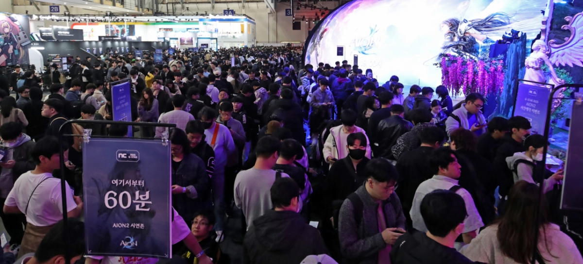 13일 부산 해운대구 벡스코 제1전시장에서 열린 국내 최대 게임전시회 '지스타 2025'가 관람객들로 북적이고 있다./사진=뉴스1