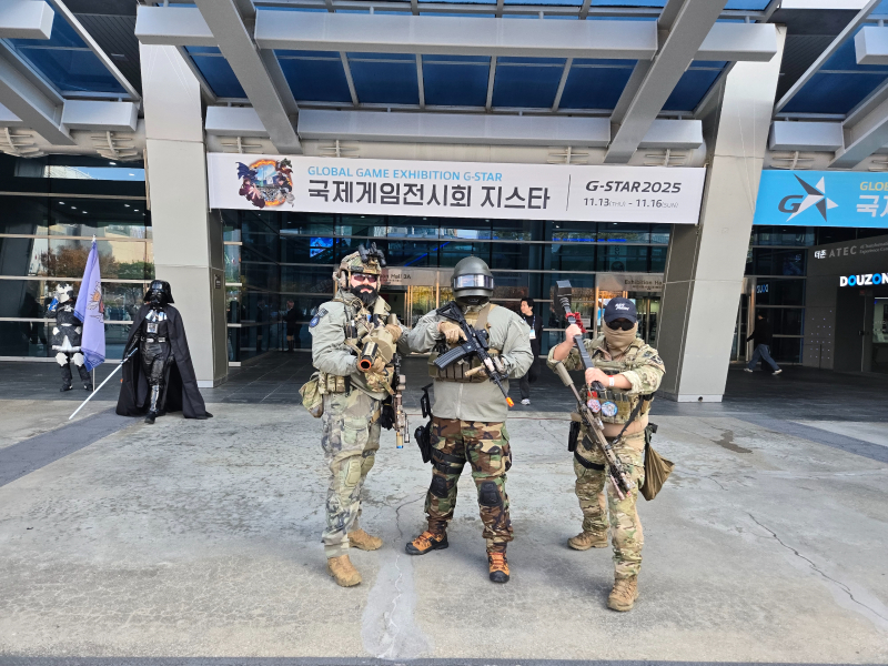 14일 '지스타 2025' 앞마당에서 밀리티러 코스프레를 한 (왼쪽부터) 지규하(35, 남), 조진호(26, 남), 무영(28, 남)씨./사진=이찬종 기자