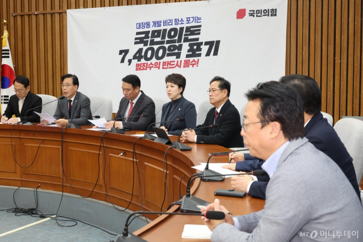 [서울=뉴시스] 김명년 기자 = 송언석 국민의힘 원내대표가 14일 오전 서울 여의도 국회에서 열린 원내대책회의에서 발언하고 있다. 2025.11.14. kmn@newsis.com /사진=김명년