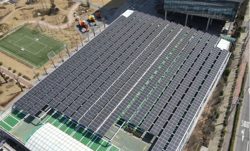 공공기관 주차장 부지에 설치된 태양광 발전소/AFPBBNews=뉴스1