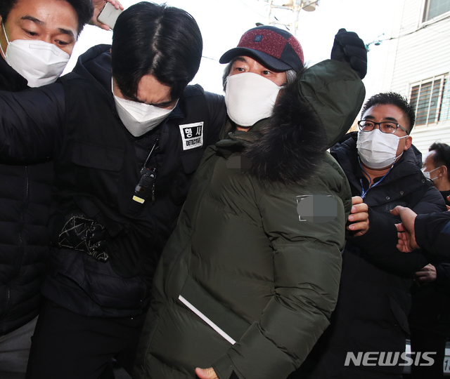 2020년 12월12일 아동 성폭행 혐의로 징역 12년을 교도소에서 복역해 출소한 조두순(당시 68세)이 경기도 안산시 자신의 거주지로 들어가고 있다. /사진=뉴시스