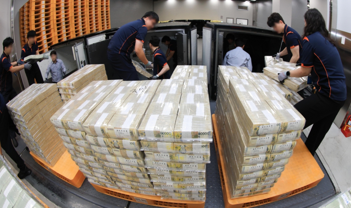 [서울=뉴시스] 사진공동취재단 = 30일 서울 중구 한국은행 화폐수납장에서 관계자들이 추석 화폐 공급을 하고 있다. 2025.09.30. photo@newsis.com /사진=류현주