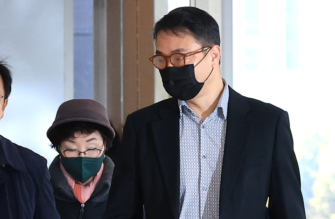 윤석열 전 대통령의 부인 김건희 여사의 모친 최은순씨와 오빠 김진우씨가 지난 11일 오전 서울 종로구 KT광화문빌딩 웨스트에 마련된 김건희특검 사무실에 피의자 신분으로 출석하고 있다. /사진=뉴스1