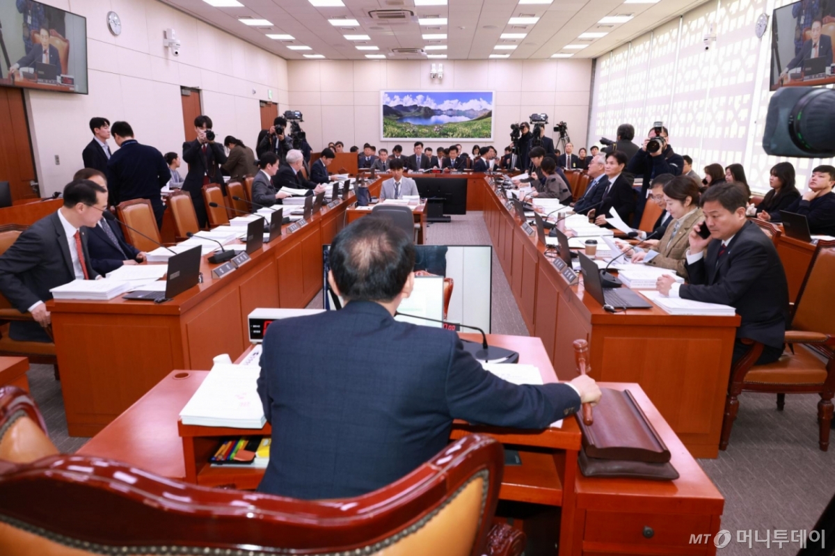 [서울=뉴시스] 고승민 기자 = 김석기 국회 외통위원장이 14일 서울 여의도 국회에서 외교통일위원회 전체회의에서 회의를 개의하고 있다. 2025.11.14. kkssmm99@newsis.com /사진=