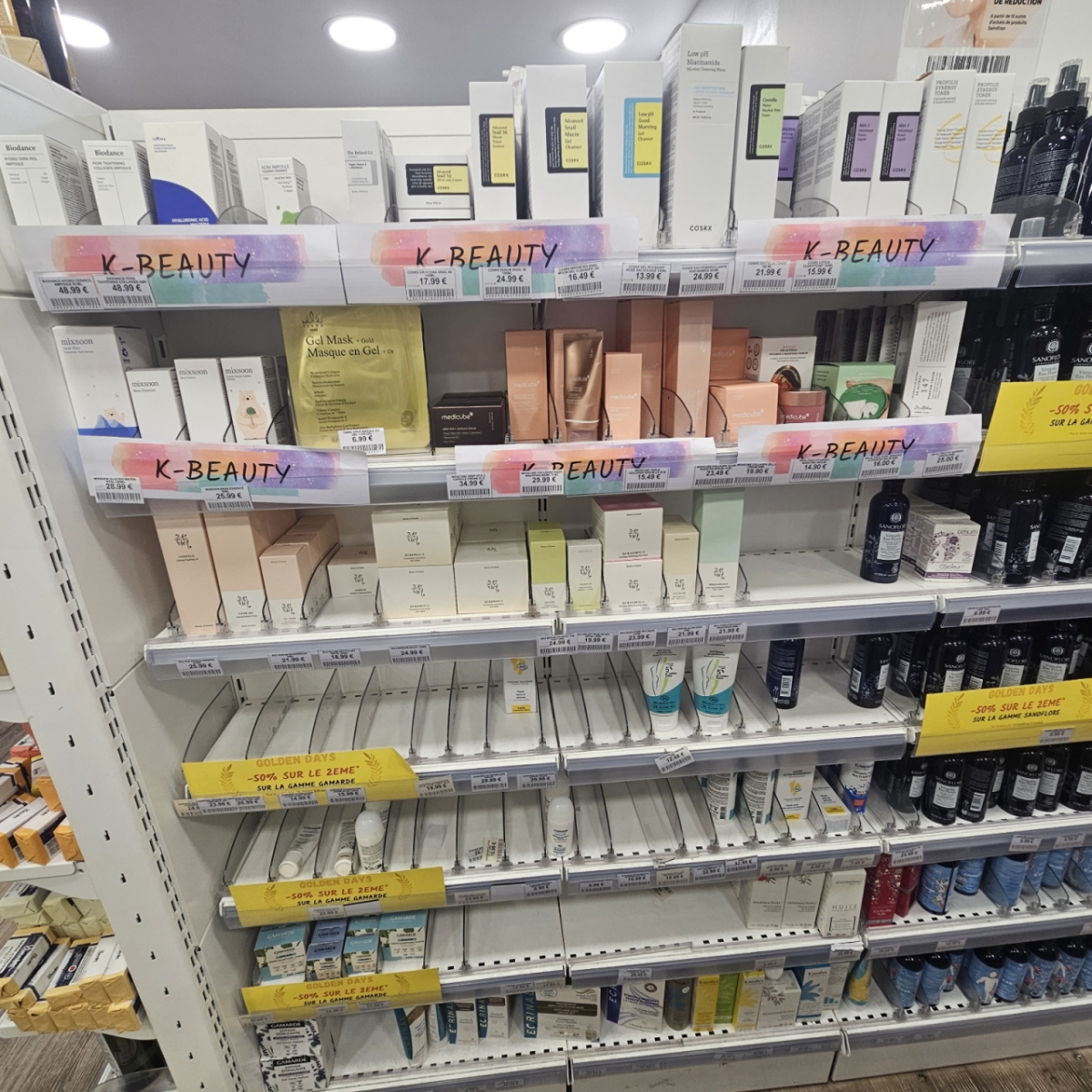 파리 몽쥬약국 내 놓인 K뷰티 제품들/사진=조한송 기자