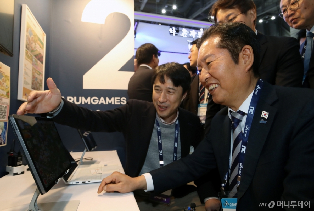 정청래 더불어민주당 대표가 14일 오후 부산 해운대구 벡스코 제1전시장에서 열린 국내 최대 게임전시회 '지스타 2025'에서 부스를 둘러보며 게임을 체험하고 있다. /사진=뉴스1