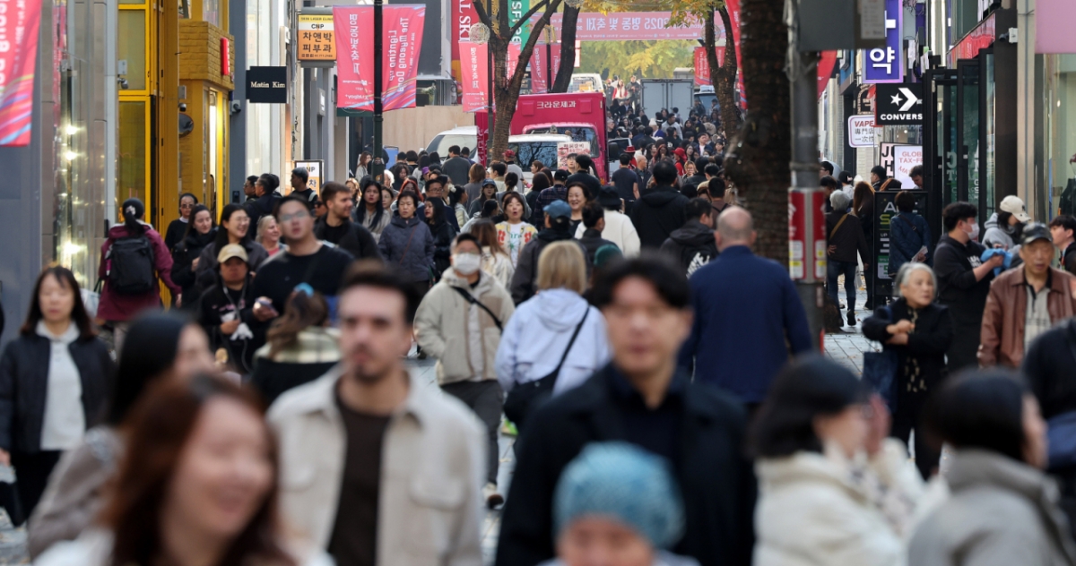  13일 서울 명동 거리가 외국인 관광객들로 붐비고 있다. / 사진 = 뉴스1