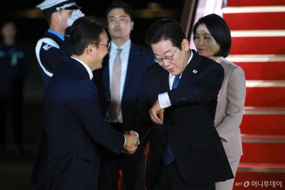 [성남=뉴시스] 고범준 기자 = 일본·미국 순방 일정을 마치고 귀국한 이재명 대통령이 28일 경기 성남 서울공항에서 김민석 국무총리와 악수하며 시계를 보고 있다. 2025.08.28. bjko@newsis.com /사진=고범준