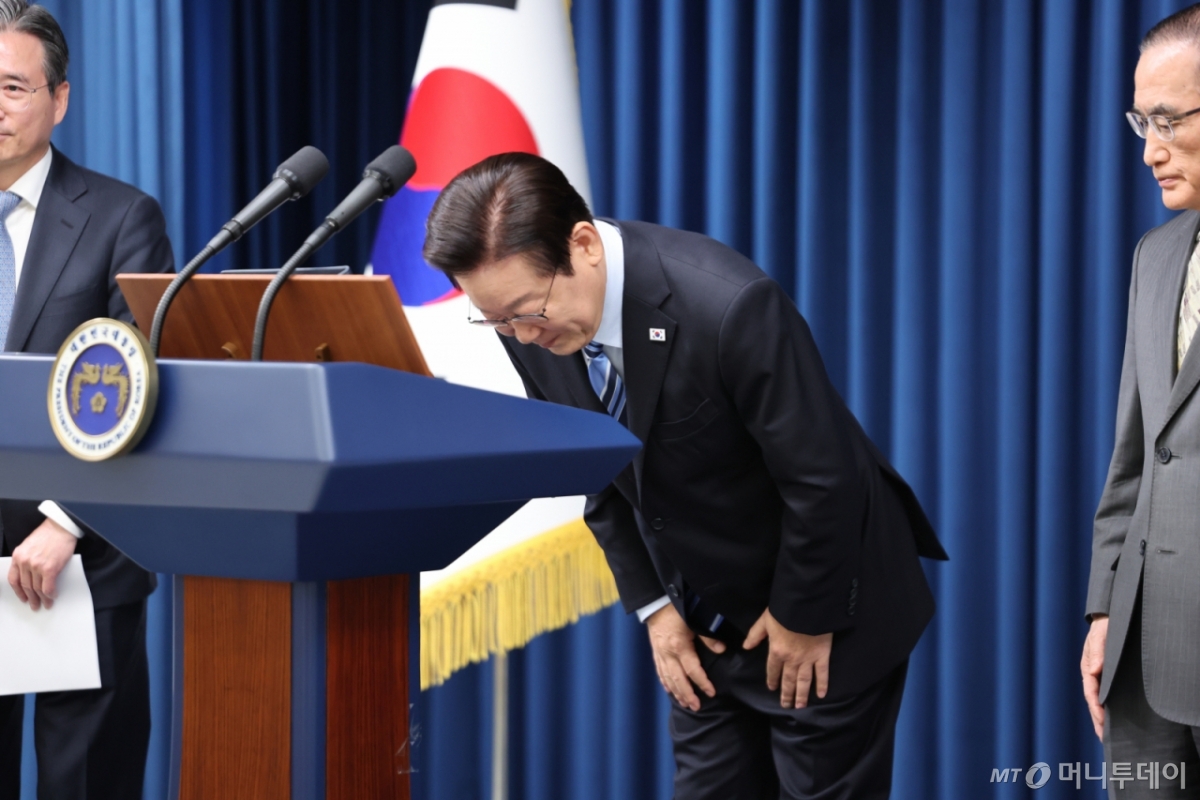 (서울=뉴스1) 허경 기자 = 이재명 대통령이 14일 서울 용산 대통령실 청사에서 한·미 팩트시트 타결 관련 발표 전 인사를 하고 있다. 2025.11.14/뉴스1 2025.11.14/뉴스1  Copyright © 뉴스1. All rights reserved. 무단 전재 및 재배포,  AI학습 이용 금지. /사진=(서울=뉴스1) 허경 기자